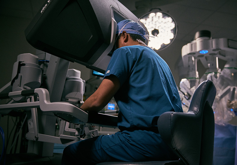Surgeon using Da Vinci Robotic Surgical System